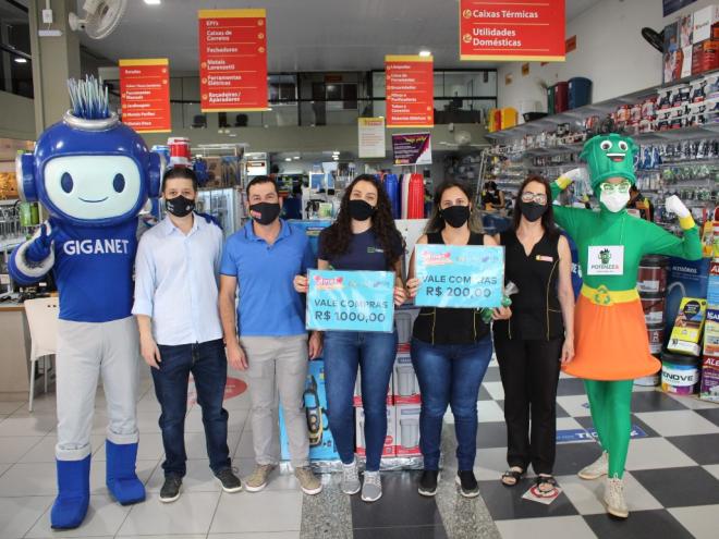 Foram entregues três vales-compra de R$ 1.000 para serem gastos nas lojas participantes da campanha e dois vales-compra de R$ 500 para gastar no Ipatinga Shop