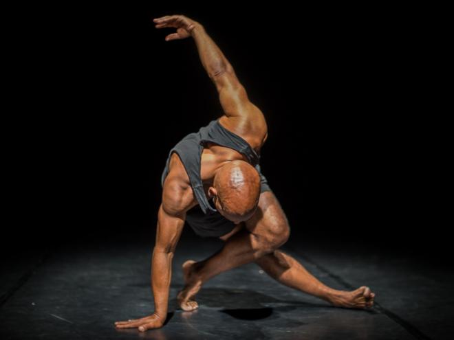 O corpo e a sua anatomia são utilizados como instrumentos universais da dança