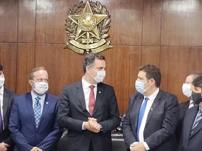 O presidente do Consórcio Intermunicipal de Saúde da Rede de Urgência e Emergência do Leste de Minas (Consurge), Marcos Vinícius, participou da reunião no gabinete da presidência do Senado 