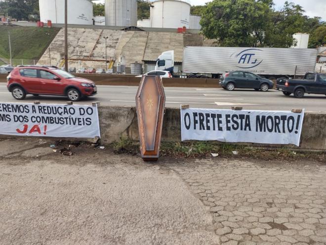 Pela terceira vez, em dois meses, tanqueiros paralisam as atividades e protestam contra a alta do combustível