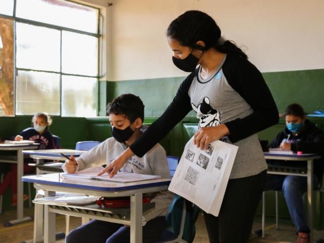 Novo protocolo para atividades escolares acaba com o distanciamento adicional entre alunos 