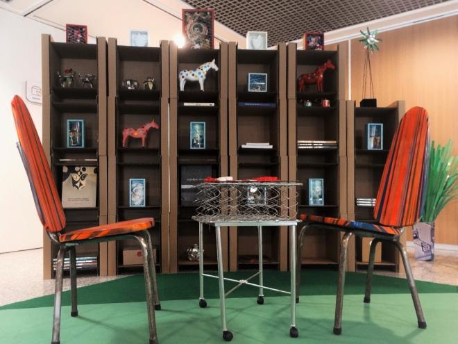 Estantes formadas por cubos de papelão vão abrigar livros das minibliotecas do projeto