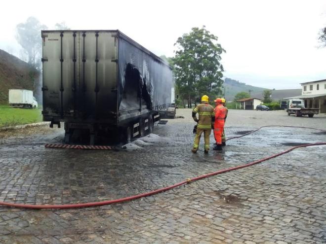 Motorista foi alertado por colegas na BR-116, que havia fogo nas rodas traseiras da carreta carregada com sal grosso 