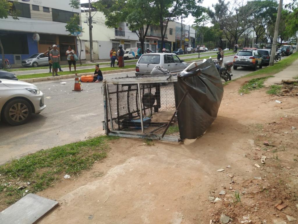 Com o impacto, idoso que empurrava o carrinho de recicláveis ficou com ferimentos graves