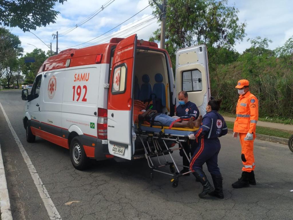 Homem, vítima do acidente, teve que ser levado para o HMC