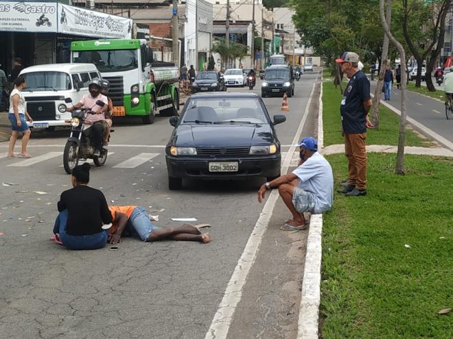 Acidente aconteceu quando catador de recicláveis foi atravessar avenida Londrina