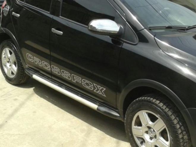 Carro estaria sem placas quando parou em posto e dupla pediu para completar o tanque com etanol 