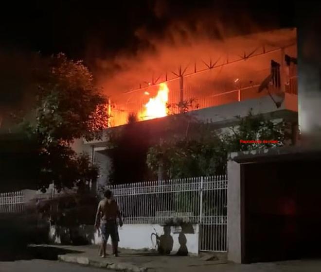 Fogo foi detectado por outros moradores do imóvel, que lutaram contra as chamas; mulher de 50 anos não resistiu 