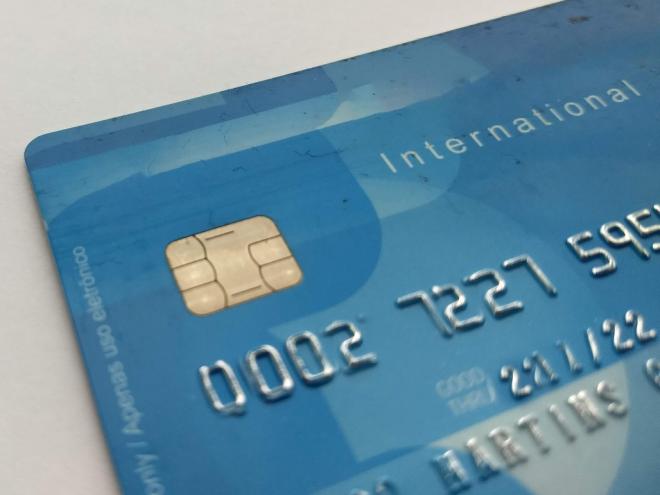 Em alguns casos, golpistas orientam as vítimas a cortar os cartões, mas deixar intacto o mais importante, o chip do cartão 