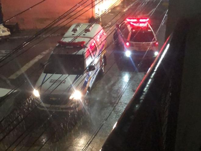Discussão entre casal teve envolvimento de familiares e homem acabou gravemente ferido por adolescente de 17 anos, no bairro Bela Vista, em Timóteo 