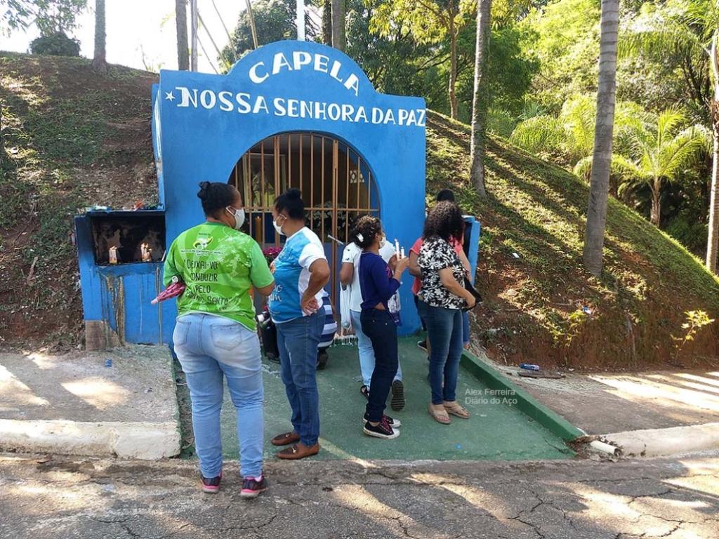 Capelinha da padroeira do cemitério é marcada pela presença de fiéis que acendem velas na porta 