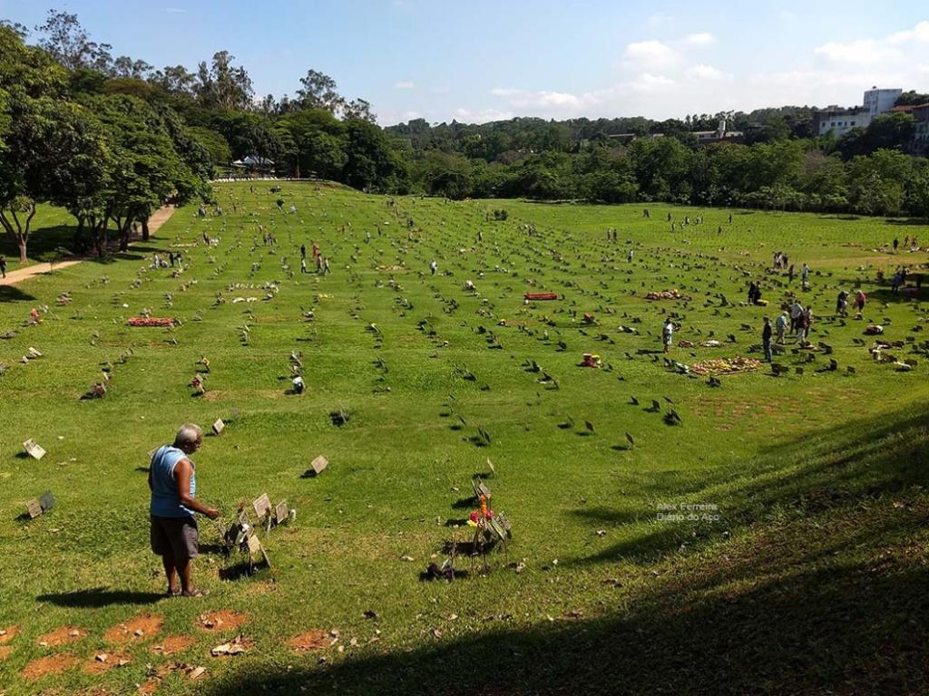 Depois de uma manhã com tempo chuvoso, o sol deu a cara e facilitou às pessoas a ida ao cemitério para as homenagens aos mortos 