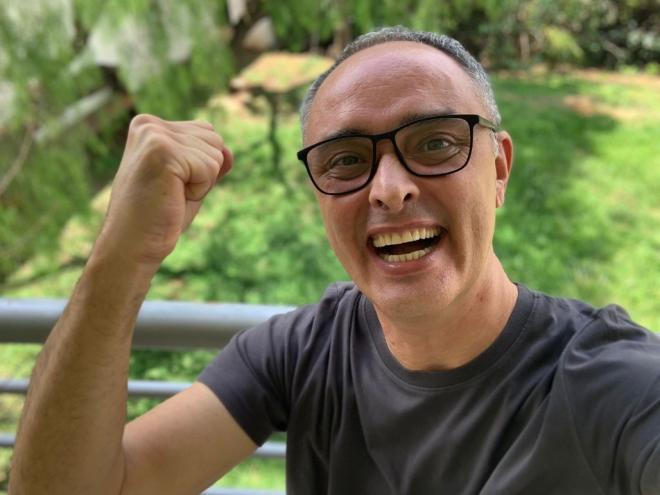 O jornalista Rinaldo de Oliveira comemorando o resultado positivo após 7 dias da cirurgia