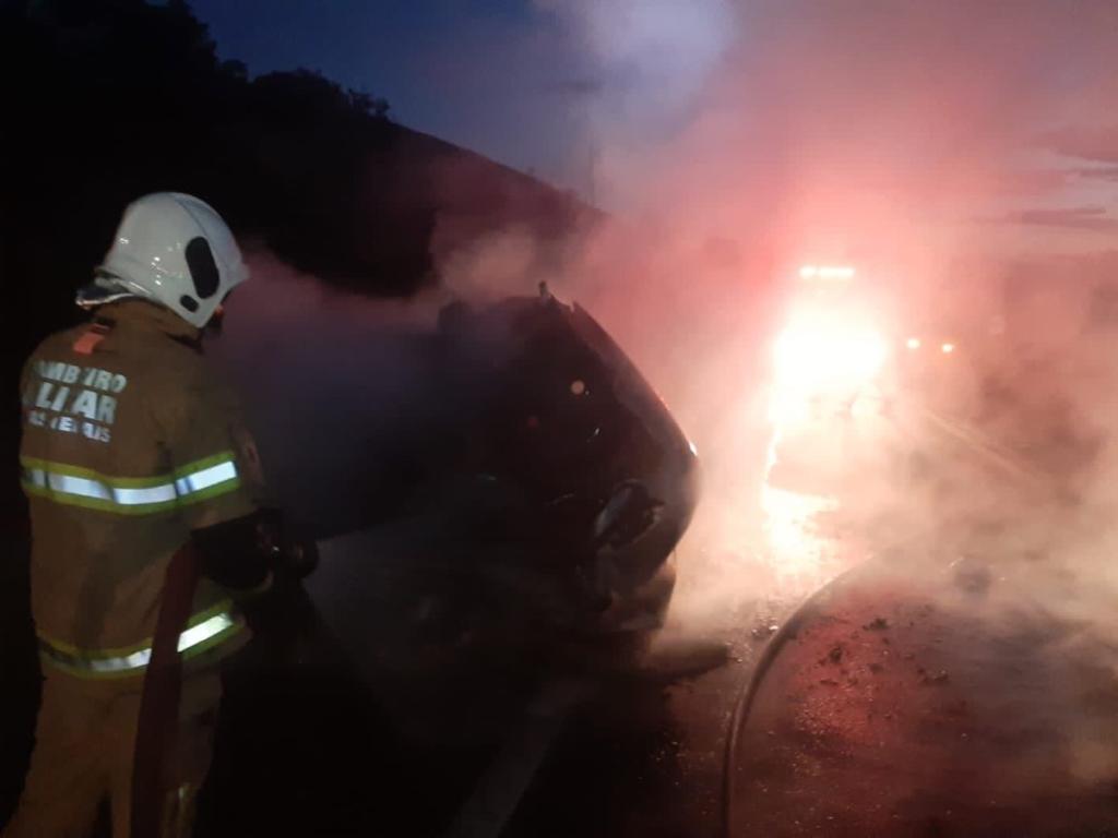 Condutor do Fiat Uno não conseguiu sair do carro a tempo