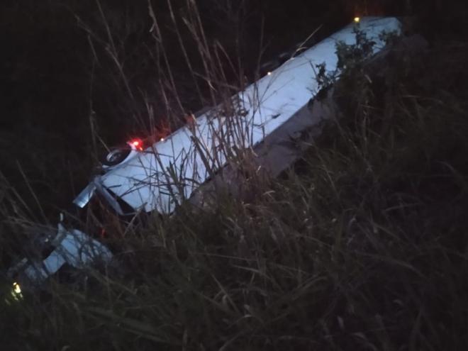 Caminhão e carreta foram parar no fundo de uma ribanceira, à margem da rodovia, após impacto com Fiat Uno 