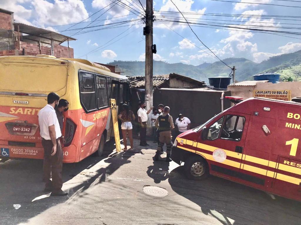 Na tarde de quinta-feira, um micro-ônibus que descia uma rua no bairro Bela Vista ficou sem freios e batem em uma residência; duas passageiras tiveram ferimentos leves e foram hospitalizadas