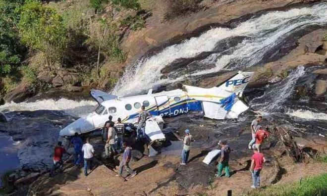 Todos os cinco ocupantes do avião foram encontrados sem vida no local da queda, a 11 quilômetros de Caratinga