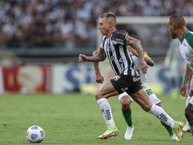 Vargas avançou em velocidade, tabelou com Hulk e, na finalização, chutou para fora