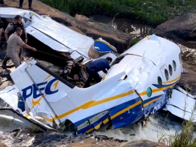 A aeronave, um bimotor, foi puxada por um guindaste e retirada das pedras próximas a uma cachoeira