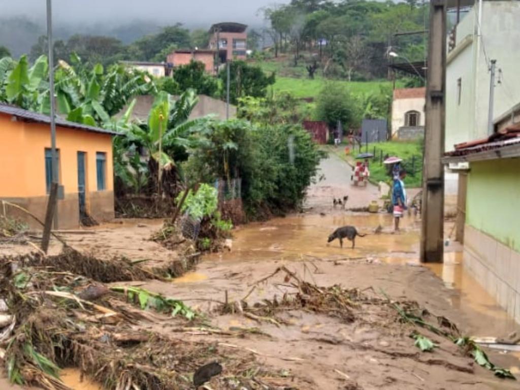 Depois da passagem da enxurrada, ruas na parte baixa de Dionísio ficaram intransitáveis 