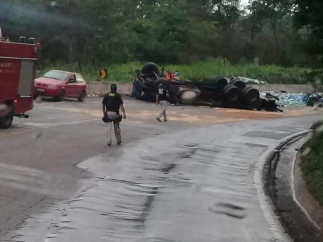 O caminhão foi tomado em roubo em Nova Era e o ladrão seguia para Belo Horizonte, quando capotou e morreu 