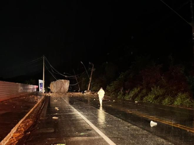 Rota alternativa, antigo trecho da BR-381 entre o bairro Santa Rita e Cachoeira do Vale também foi interditado por uma pedra gigante que rolou da encosta 