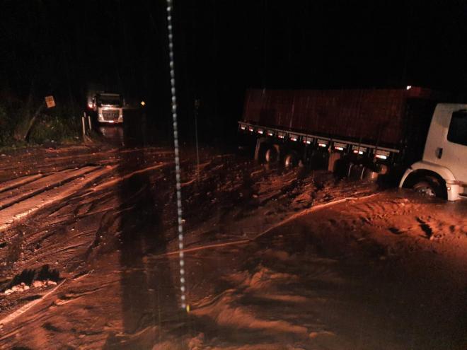 Acabaram atolados, os caminhoneiros que tentaram cruzar a barreira que desceu para a pista do contorno rodoviário da BR-381 entre Coronel Fabriciano e Antônio Dias (perto da fábrica de pipocas) 
