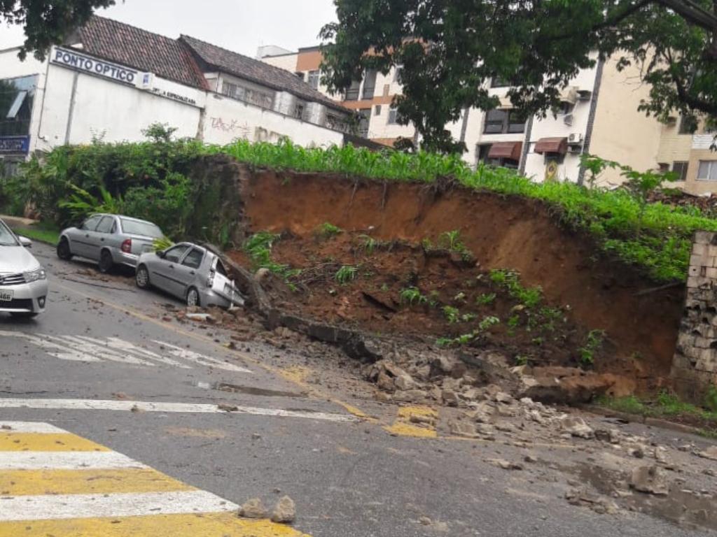 Com a queda do barranco e do muro, um Fiat Palio ficou completamente destruído e um Chevrolet Classic parcialmente danificado