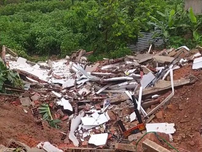 Homem retirou o filho de quatro anos e a esposa do imóvel e em um minuto e meio depois a casa estava desse jeito, no bairro São Cristóvão, em Timóteo