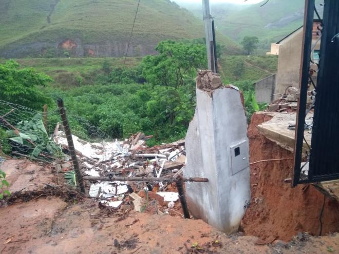 Casa tinha dois pavimentos, três quartos, suíte, garagem e outros compartimento