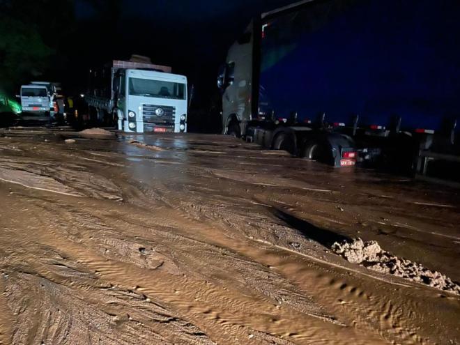 Durante a madrugada, motoristas que tentaram passar pelo lamaçal nas proximidades da fábrica de pipocas acabaram atolados 