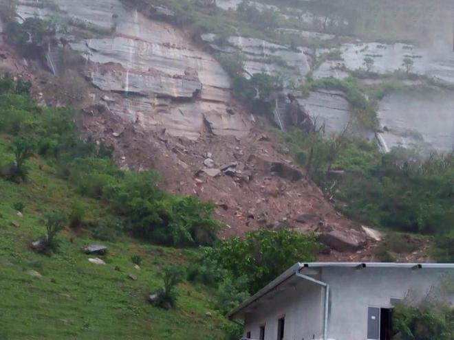 Deslocamento de uma encosta atrás do bairro Lagoa do Pau gera apreensão e uma residência teve que ser interditada 