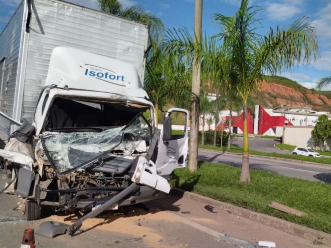 Bombeiros trabalharam por 40 minutos para remover vítima das ferragens, com as complicações surgidas no início do resgate