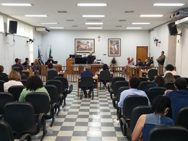 Sessão do Tribunal do Júri em Ipatinga, aberta pela manhã estendeu-se até o começo da noite 