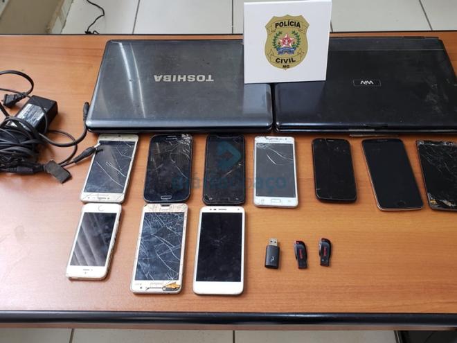 Em Coronel Fabriciano, os policiais apreenderam estes objetos na casa de um suspeito