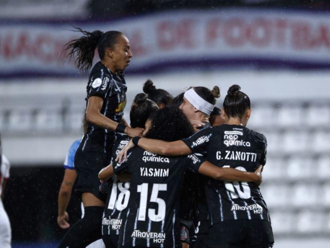 Timão goleou o Nacional para chegar à finalíssima