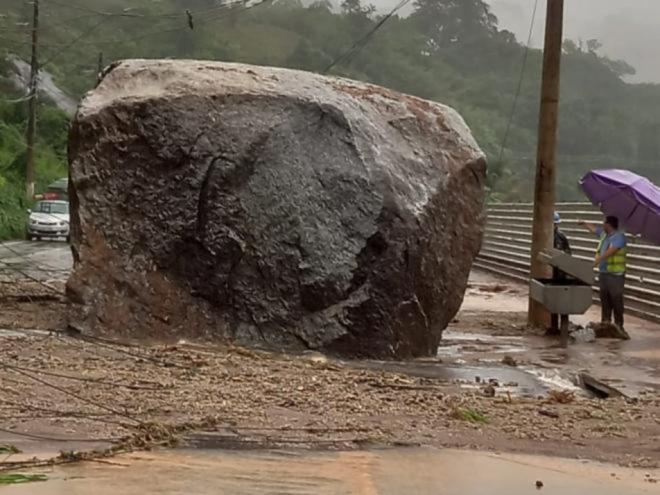Pedaços de rocha e essa pedra de grandes dimensões caíram sobre a rodovia, obstruindo o trânsito no antigo trecho da BR-381