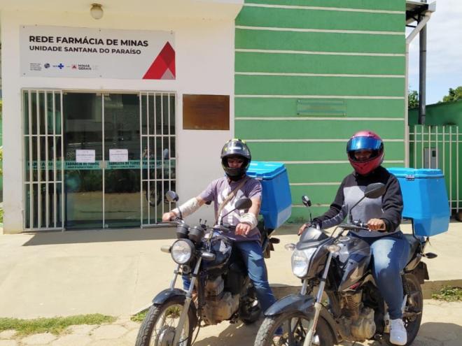 Os motoboys pegam os medicamentos na Farmácia de Minas, conforme as receitas prescritas, e entregam no endereço dos pacientes 
