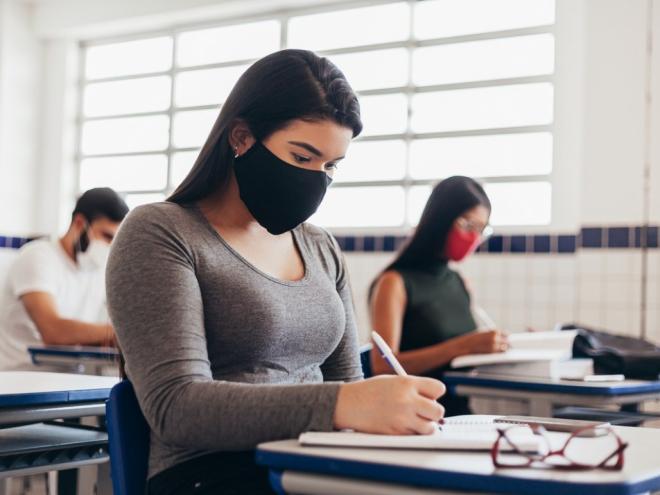 Por enquanto, continua formalmente obrigatório o uso da norma culta da Língua Portuguesa por instituições públicas e privadas de ensino e bancas examinadoras de concursos públicos no país