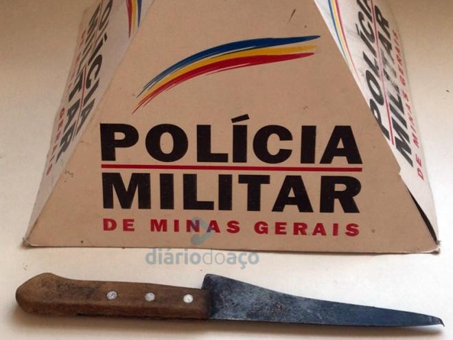 A faca de cozinha usada pelo autor da tentativa de assalto e que foi apreendida pela PM