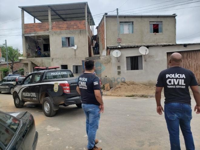 Os policiais civis cumpriram mandados de busca e apreensão, além de visitar idosos em vulnerabilidade social