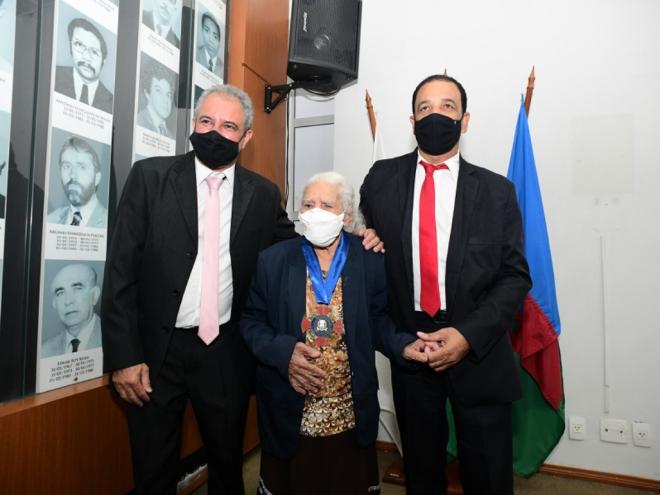 Ao lado dos vereadores Toninho Felipe e Zé Terez, Dona Maria Brume de Jesus recebe Medalha Jamil Selim de Sales