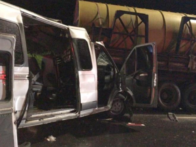 Testemunhas disseram que caminhão estava parado à esquerda da pista, sem sinalização, e motorista da van com as dez passageiras não conseguiu desviar-se a tempo
