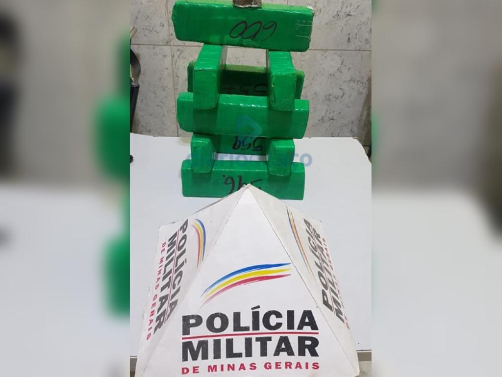 As barras de maconha estavam escondidas no quintal da residência onde mora o jovem denunciado