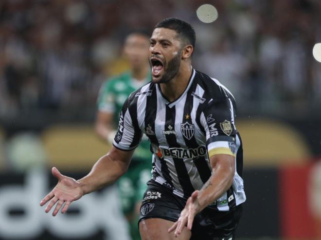 Hulk fez os dois gols da vitória e se isolou na artilharia do Brasileirão