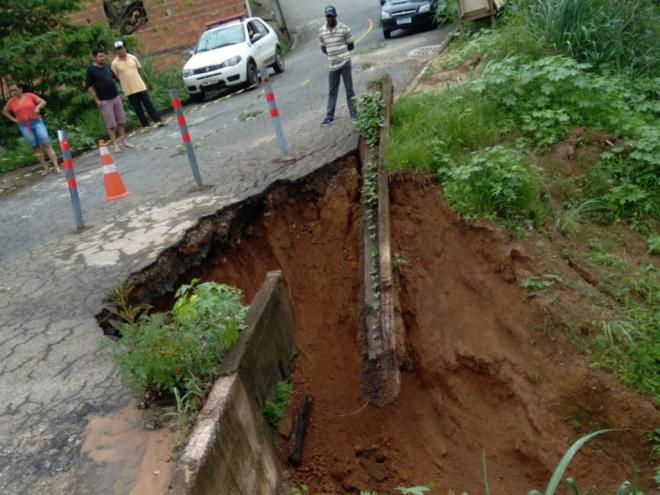 Uma parte da via de acesso à rua Pérola, próximo ao número 643, no bairro Iguaçu, cedeu e teve que ser interditada