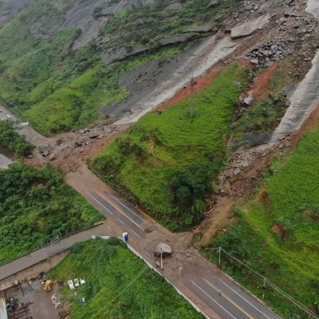 Encosta deslizou há duas semanas e fechou a avenida Belo Horizonte, na entrada de Cachoeira do Vale 
