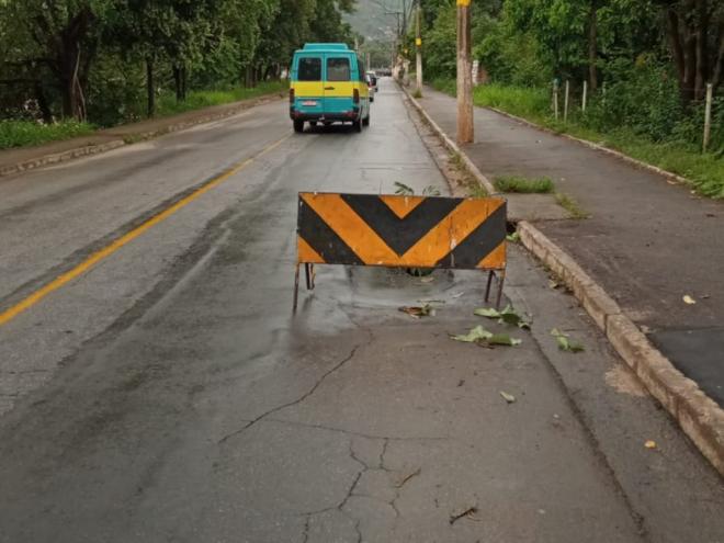 Condutores que trafegam na descida sentido ao bairro Alegre/Distrito Industrial, devem ficar atentos com a retenção neste ponto da avenida Alexandre Torquetti