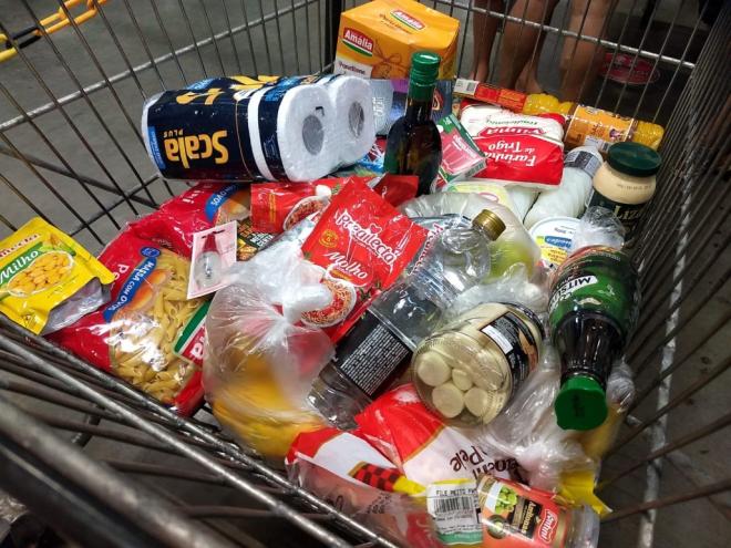 Em outubro, puxada pelo aumento de preços de combustíveis e alimentos, a inflação acelerou 1,25%, a maior para o mês desde 2002, de acordo com o Instituto Brasileiro de Geografia e Estatística (IBGE)