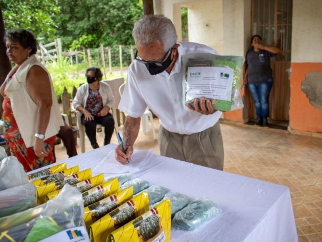 Famílias de agricultores passam a contar com insumos para a produção de hortaliças e mel 